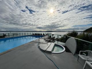 Oceanfront Escape - Studio with Kitchenette - 3