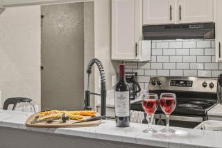 Stylish 1BR Pool and Gym Near Galleria 20 Min to DT - 2