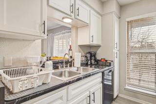 Refined Dallas 1BR Pool and Gym Galleria 20 Min to DT - 2