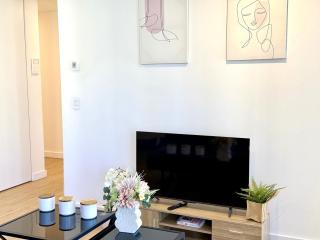 Modern Vibrant - 1 BR Apt Pool Gym Sauna - 5