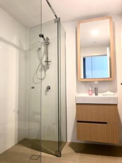 Modern Vibrant - 1 BR Apt Pool Gym Sauna - 1