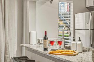Modern 1BR Pool and Gym Near Galleria 20 Min to DT - 1
