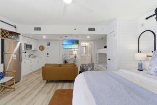 Beachfront Condo, Sleeps 4, Balcony Gulf Views, Long Beach Resort Tower 1 - 7