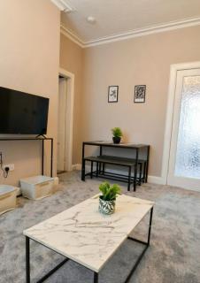 Free Parking- Sleeps 4 - 2 Bedrooms - Central - 3