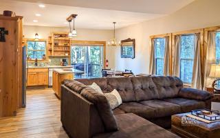 T-Post - A Beautiful New-Build with Treetop Deck - 3