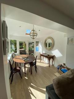 4 Bed House - Sleeps 8 - Pets - Parking - Wifi - 2