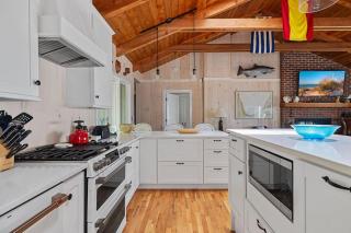 Gasthaus Fox by Juniper Holiday + Home - 7