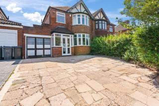 B13 0AU - 5 Double Beds 5 Bedrooms- Driveway fits 2 LWBS -Edgbaston Digbeth Solihull NEC BHX JLR M42 NR Central City Centre Excellent Location - By Samina, Arz Stays - 8