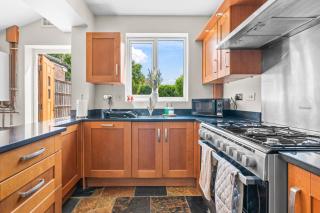B13 0AU 5 Double Beds 6 Beds - 5 Bedrooms - LWB Van x2 Parking-Edgbaston Harborne NR Pershore Road Digbeth NIA O2 Academy NR City Centre Excellent Location - By Samina, Arz Stays - Birmingham - 6