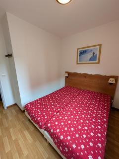 Appartement 4 pièces pour 6-8 personnes, 2 chambres, 1 cabine, 2 canapés-lit double dans le salon, au pied des pistes et piscine l'été, wifi fibre - 7