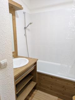 Appartement 3 pieces 6 personnes, 2 chambres, wifi fibre gratuit, piscine l'été et au pied des pistes l'hiver - 3