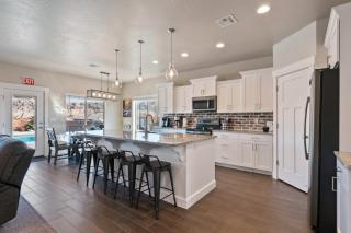 Spacious Home with Fire Pit, Hot Tub, Pool - Slide - 9