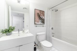 Stylish 2BR Suite with Queen Beds, Steps from the CN Tower - 4