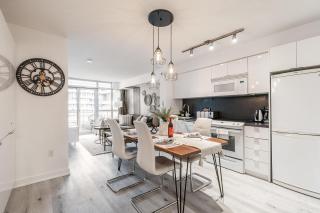 Stylish 2BR Suite with Queen Beds, Steps from the CN Tower - 9