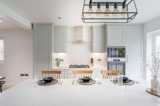 Spacious 4BR House w Parking in Milton Keynes - 2