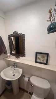 Skyline Loft Walk to Provenza & metro AC wifi - 9