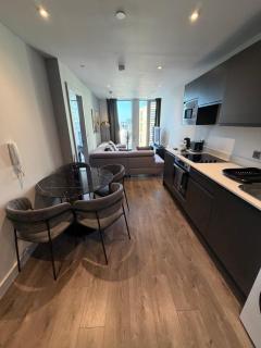 Cosy Modern Luxury City Centre Apartment with Gym & Spa - 8