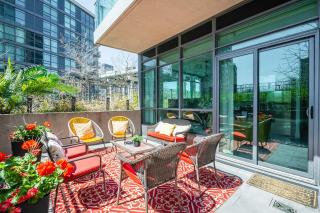 Modern 2BR 2BA Condo with Patio, King Bed & Sleeps 7 - 7