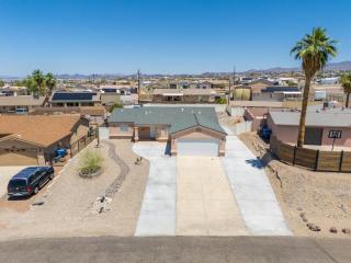 Havasu Oasis with BBQ, Boat Parking & Family Games - 1