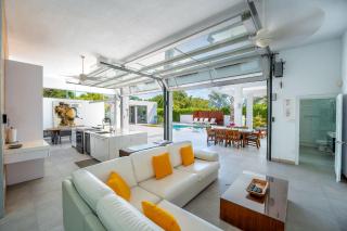 Oceanside 3 Bedroom Luxury Villa with Private Pool, 500ft from Long Bay Beach -V2 - 1