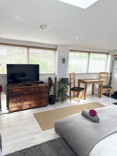 The Studio Christchurch B&B Luxury Garden Room - 7