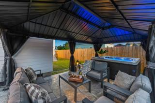 Elegant Stylish Home with Hot Tub & Pergola - 9
