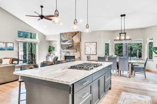 South Lake Tahoe Escape - Gourmet Kitchen & Hot Tub - 4