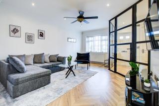 Modern 3BR Iver Home M25 Heathrow Fast Central London Links - 9