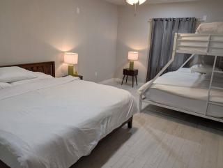 Convenient home 4beds 2 baths near A&M campus & Kyle Field - 1