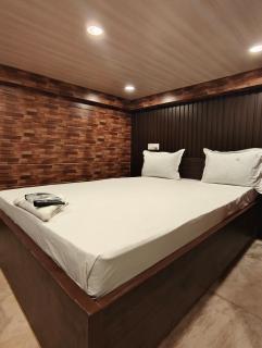 Chowdhury Guest House- 5 minutes walk from Acropolis Mall-Kasba - 0