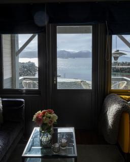 Seahouse with shoreline in Kalvåg - 8