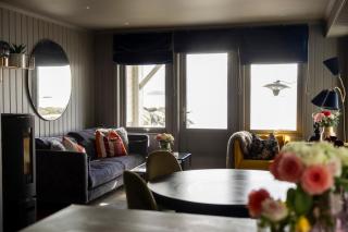 Seahouse with shoreline in Kalvåg - 5