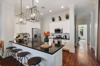 Sunny Midcentury Luxury Home Near French Quarter - 8