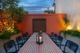 Elegant CBD Residence with Courtyard & Balcony - 8