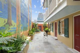 Elegant CBD Residence with Courtyard & Balcony - 3