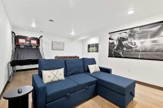 Brand New Sleeps 12 5BR 3BA 3 Doors to Lambeau - 1