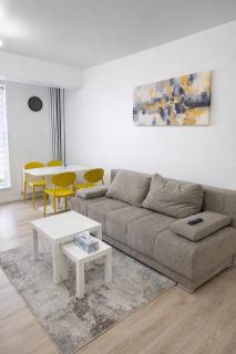 Yellow Apartment - 9