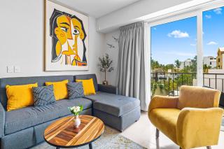 Bright coastal condo with pool access, private balcony & fast Wi-Fi - 0