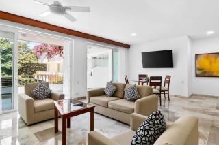 Modern hillside suite with balcony, city view, pools, gym & full kitchen - 0