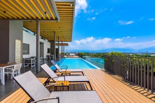 Modern condo with breathtaking views, infinity pool, and en suite bedrooms - 0