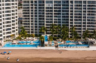 Modern oceanfront studio with breathtaking sunsets, heated pools & beach access - 0