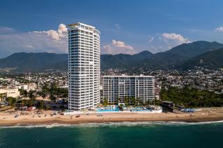 Stylish oceanfront condo with infinity pool, rooftop deck & beach access - 0