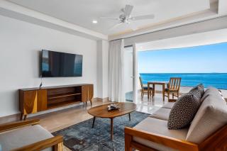 Luxurious upscale condo w/ wraparound oceanfront view & shared pool - 0