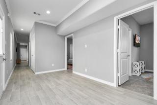 Urban Oasis Townhome near NRG Stadium - 3
