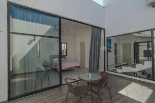 3 bedrooms home one block from the beach with pool, very central location - 8