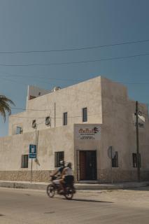 3 bedrooms home one block from the beach with pool, very central location - 8