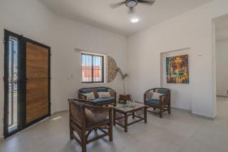 3 bedrooms home one block from the beach with pool, very central location - 4