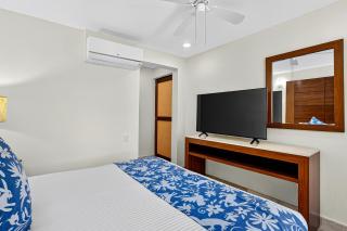 Stylish oceanview suite with infinity pool, full kitchen & bay-view terrace - 0