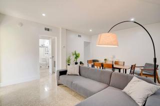 Spacious Cozy 3-bedroom Miami Apartment - 9