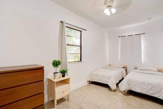 Spacious Cozy 3-bedroom Miami Apartment - 2